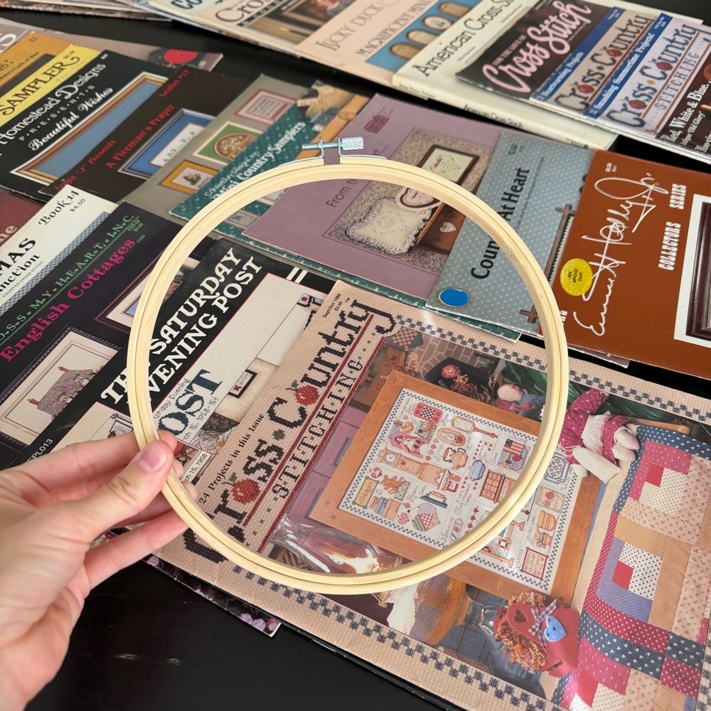 Large Vintage Cross Stitch Lot (Qty. 64) - Magazines, Leaflet Designs, & Hoop - Picture 4 of 4